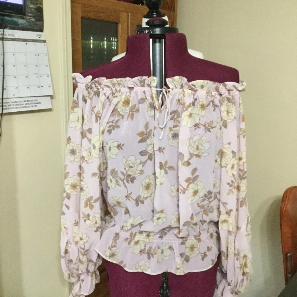 NWT Dress Forum floral pink and cream Top beautiful puff long sleeve size L